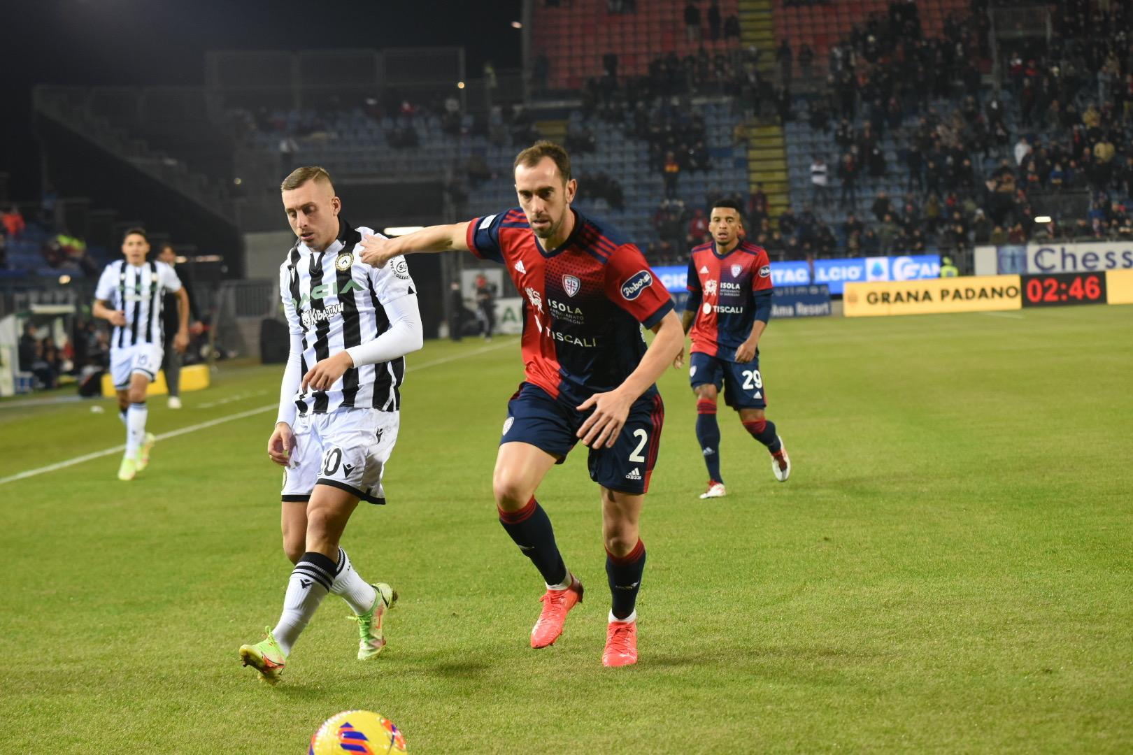 Diego Godin contrasta Deuloufeu