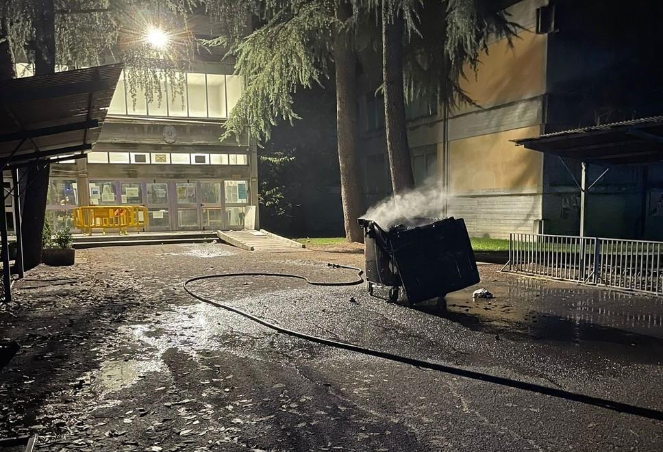 Il piromane colpisce l’Agenzia delle Entrate. Individuati i responsabili dei roghi a scuola 