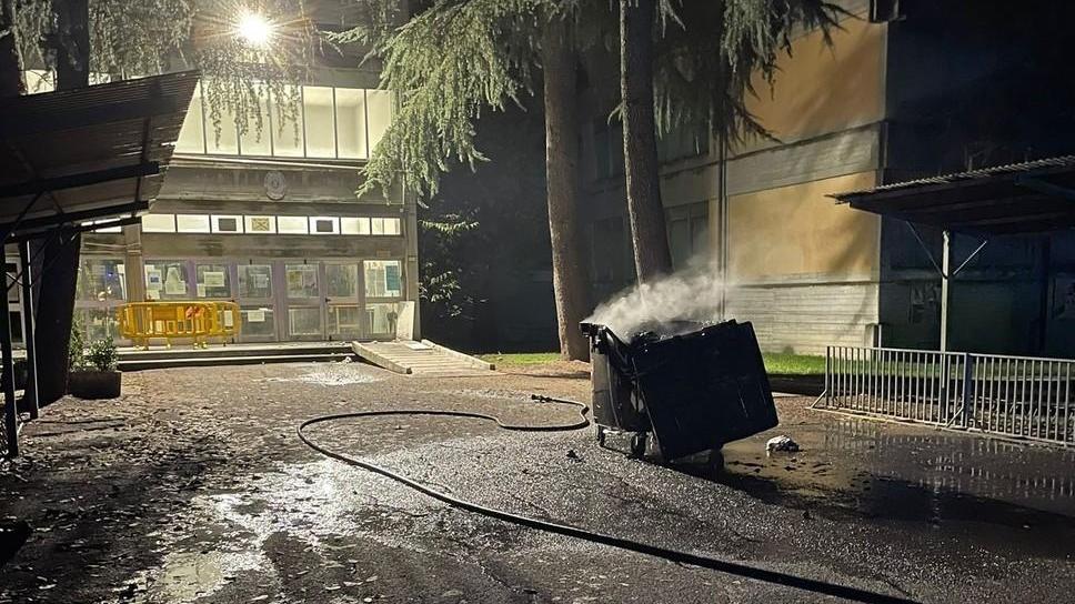 Il piromane colpisce l’Agenzia delle Entrate. Individuati i responsabili dei roghi a scuola