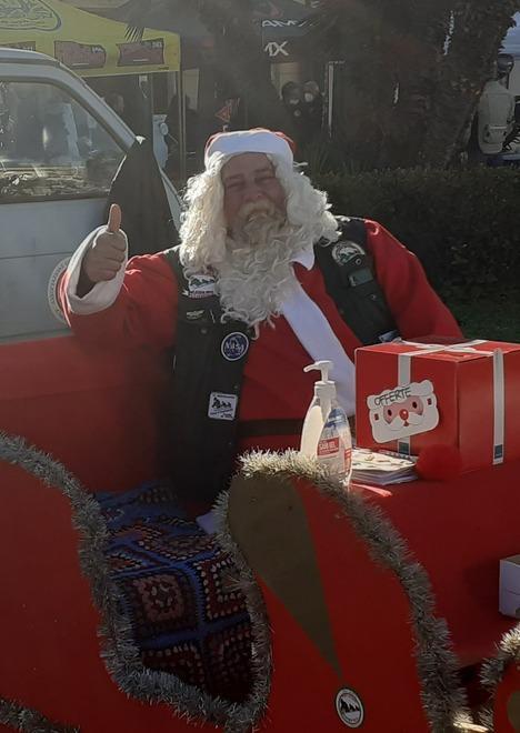 Babbo Natale arriva trainato da una moto