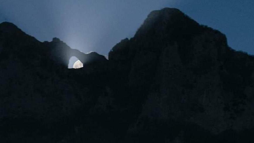 La luna sorge dietro il Forato