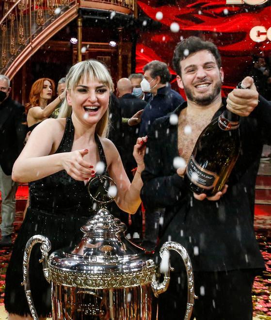 Arisa e Coppola trionfano a “Ballando con le stelle”