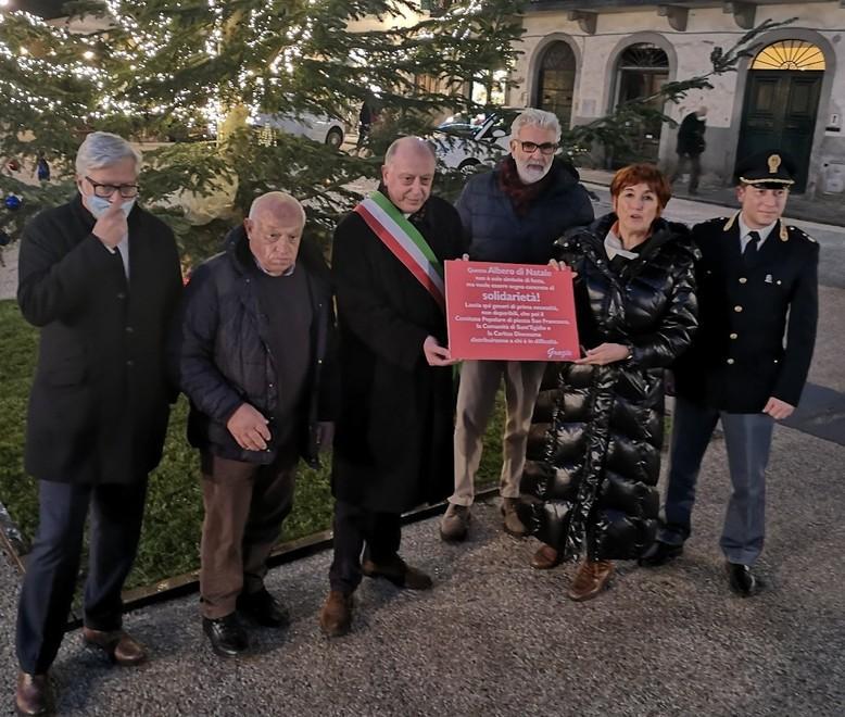 L’albero della solidarietà in piazza