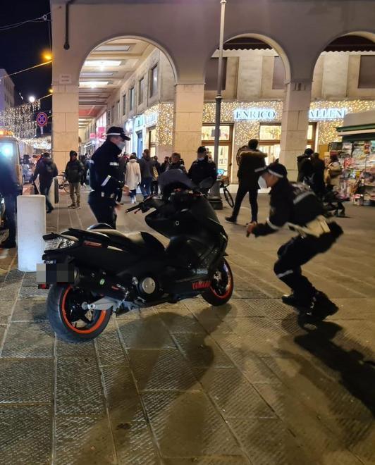 Coppia investita da uno scooter mentre attraversa piazza Grande 