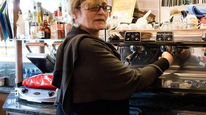 Da fuori un giovane li minaccia: rinchiusi di notte nel loro bar