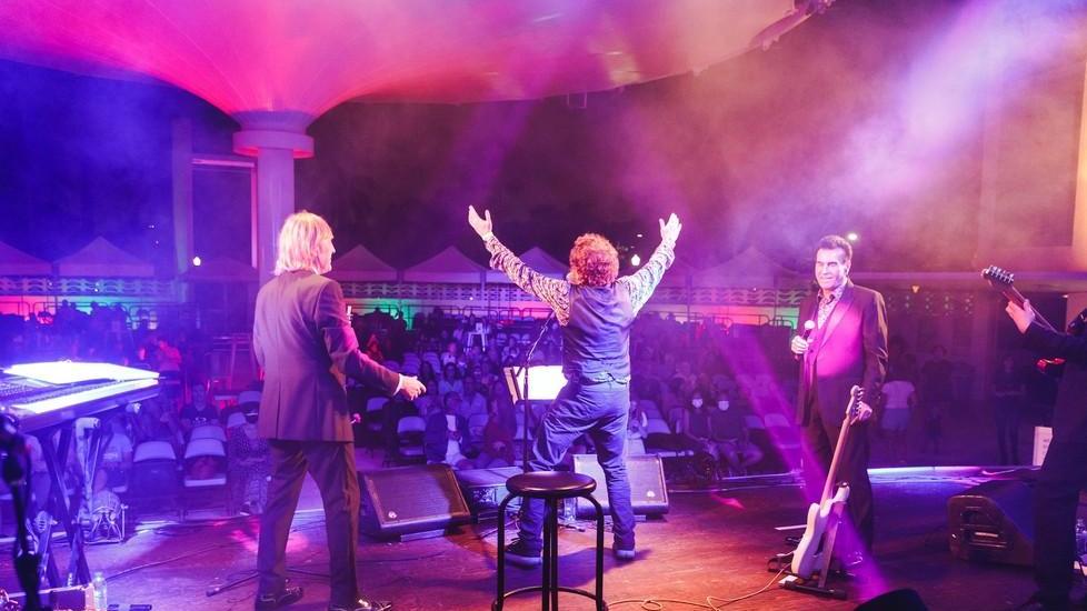 La North Beach Bandshell si esalta con gli Extraliscio Sgarbi: sogno senza fine