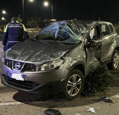 Causa uno scontro con l’auto rubata e poi si dà alla fuga