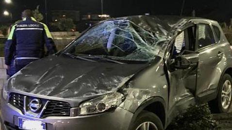 Causa uno scontro con l’auto rubata e poi si dà alla fuga
