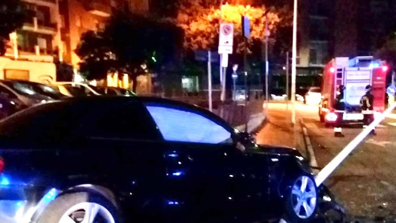 Centra un palo e se la prende coi vigili, nei guai un 33enne