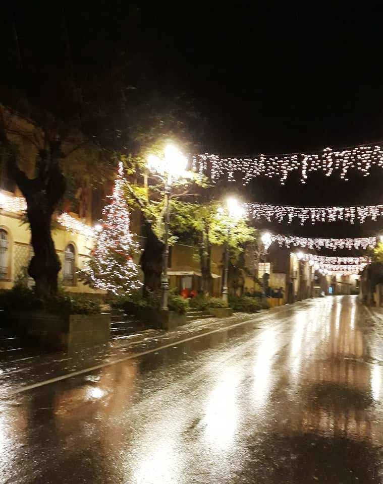 Bimbo cade dal balcone al terzo piano 