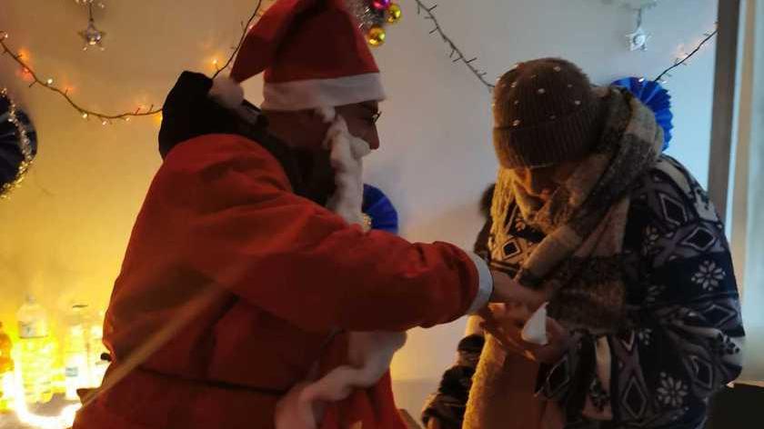 Modena. Babbo Natale porta regali ai bambini nei dieci edifici delle case popolari