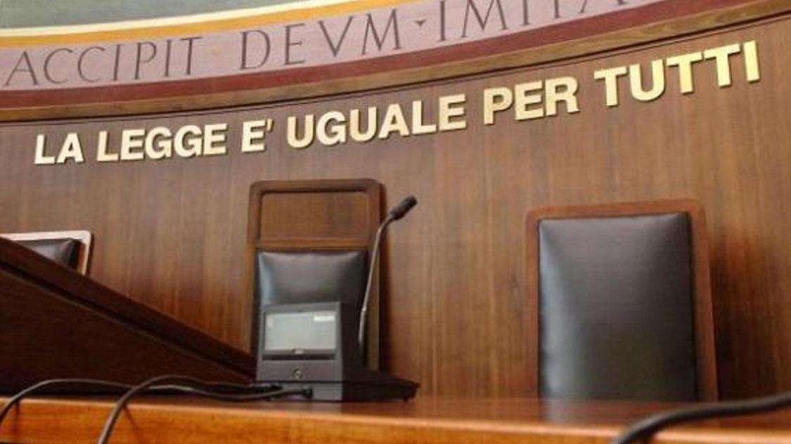 Modena, Marito umilia la moglie: «Sei brutta come una strega». E le toglie il pane