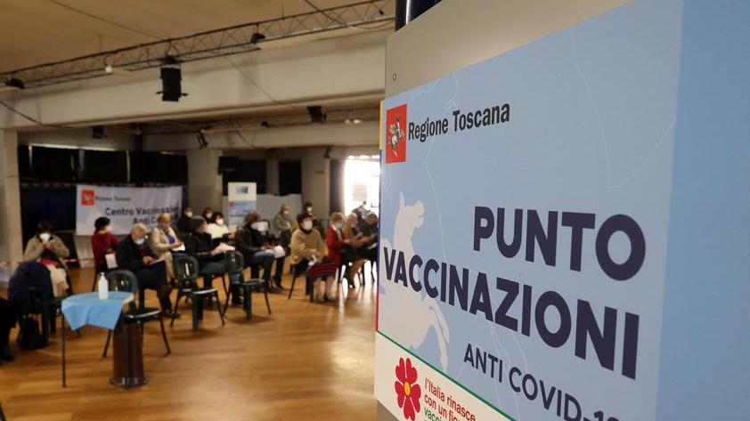 Prato, medici anti-Covid positivi alla variante Omicron dopo una cena. L'Asl: «Tutti asintomatici»