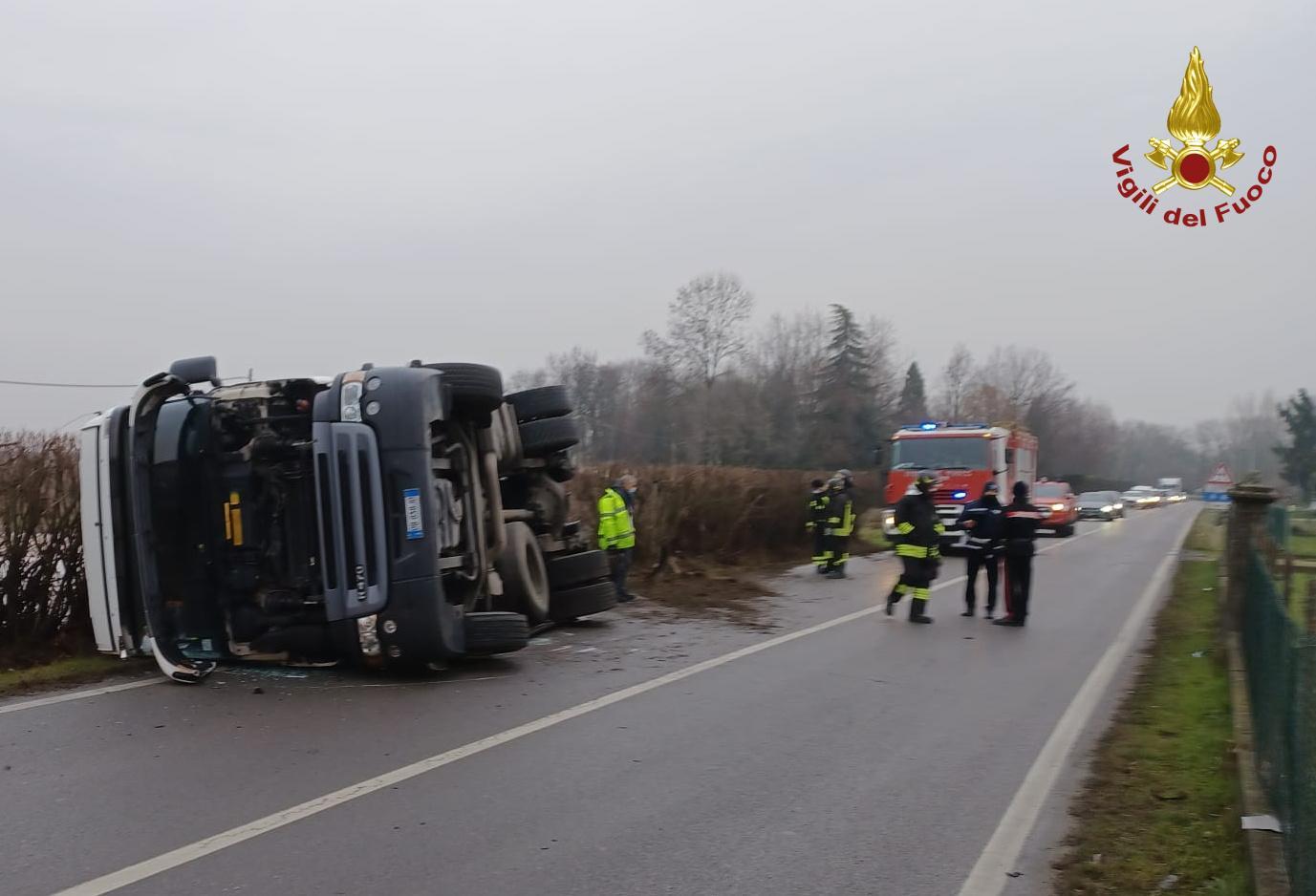 Medolla, camion si rovescia sulla provinciale