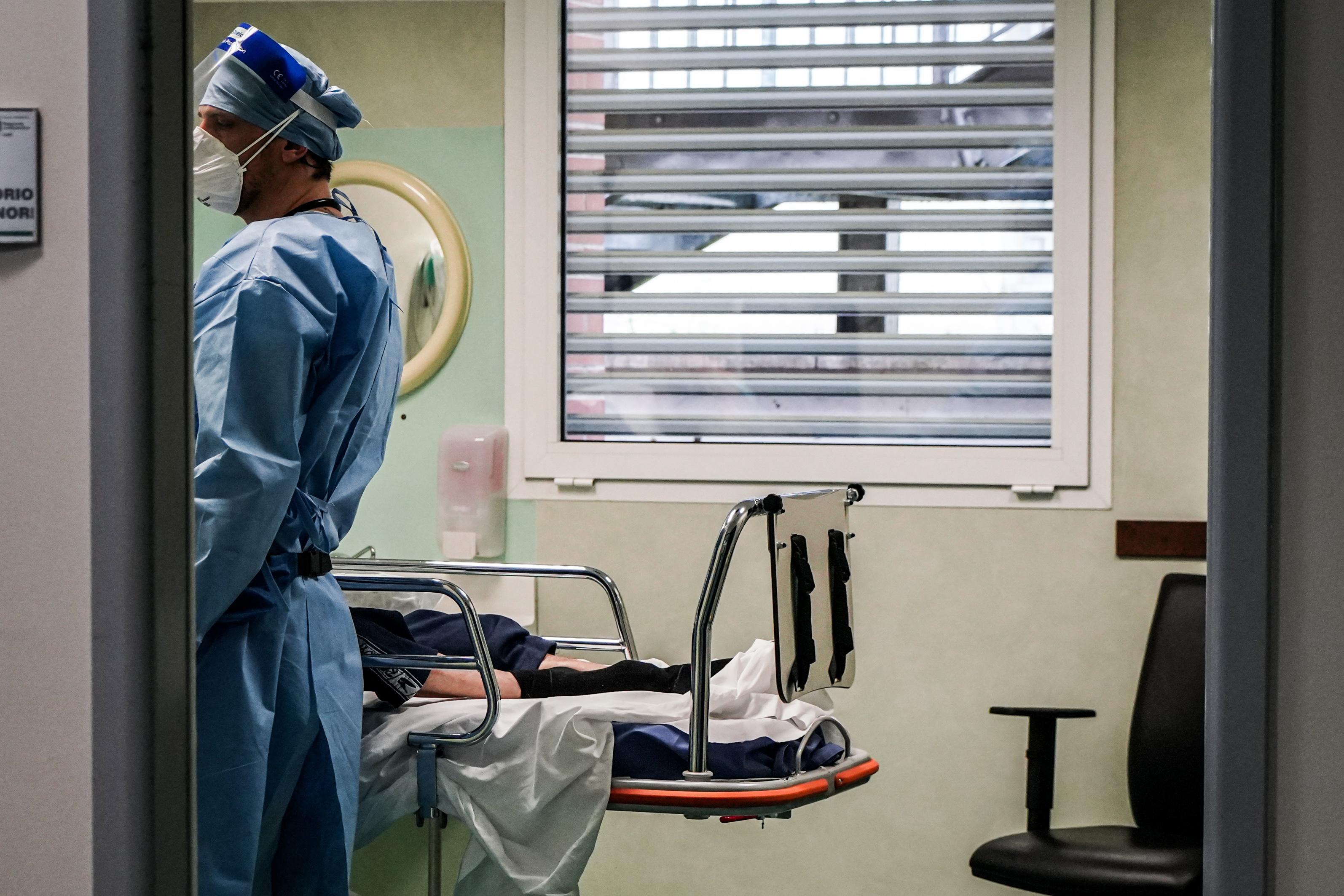 Ferrara. I contagi Covid aumentano e anche il Sant’Anna blocca le visite nei reparti 