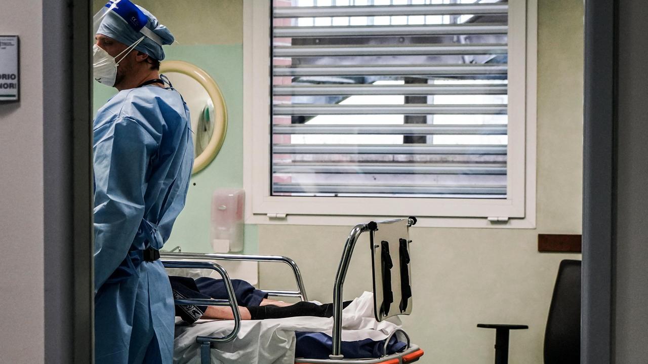 Ferrara. I contagi Covid aumentano e anche il Sant’Anna blocca le visite nei reparti