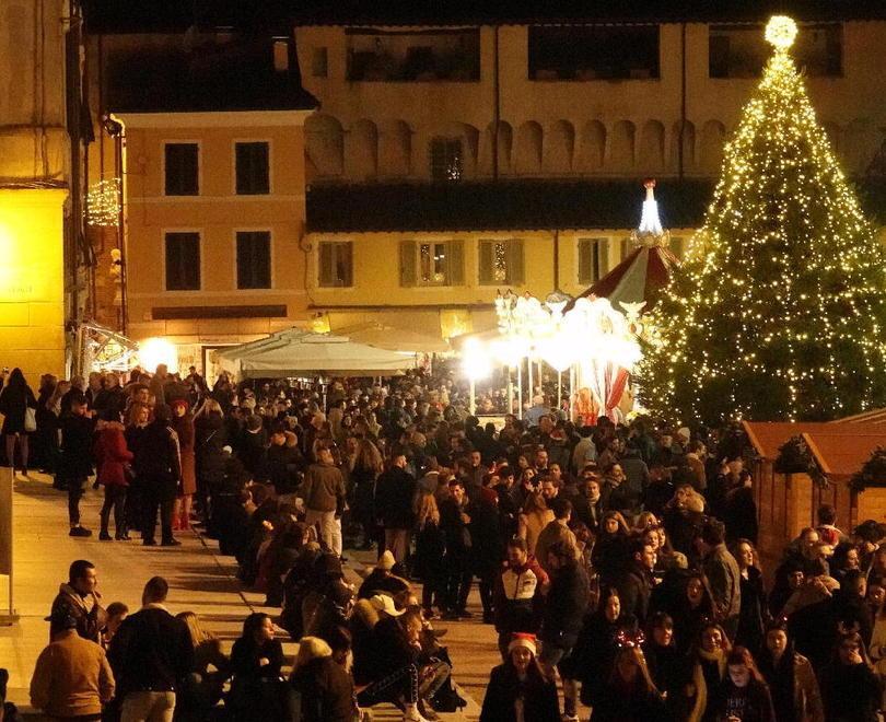 Piazza Duomo a Pietrasanta piena per il Camel Ponce