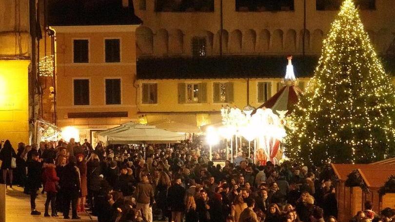 Piazza Duomo a Pietrasanta piena per il Camel Ponce