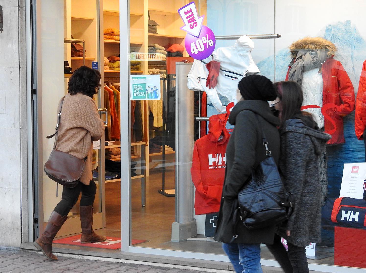La vetrina di un negozio di abbigliamento, settore tra i più toccati dalla crisi