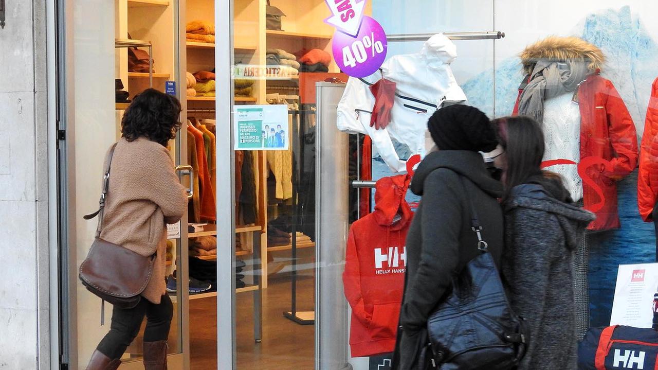 La vetrina di un negozio di abbigliamento, settore tra i più toccati dalla crisi