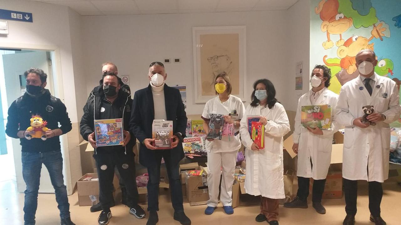 Il comandante Alfa, il personale della sua associazione e medici e infermieri di pediatria alla consegna dei doni