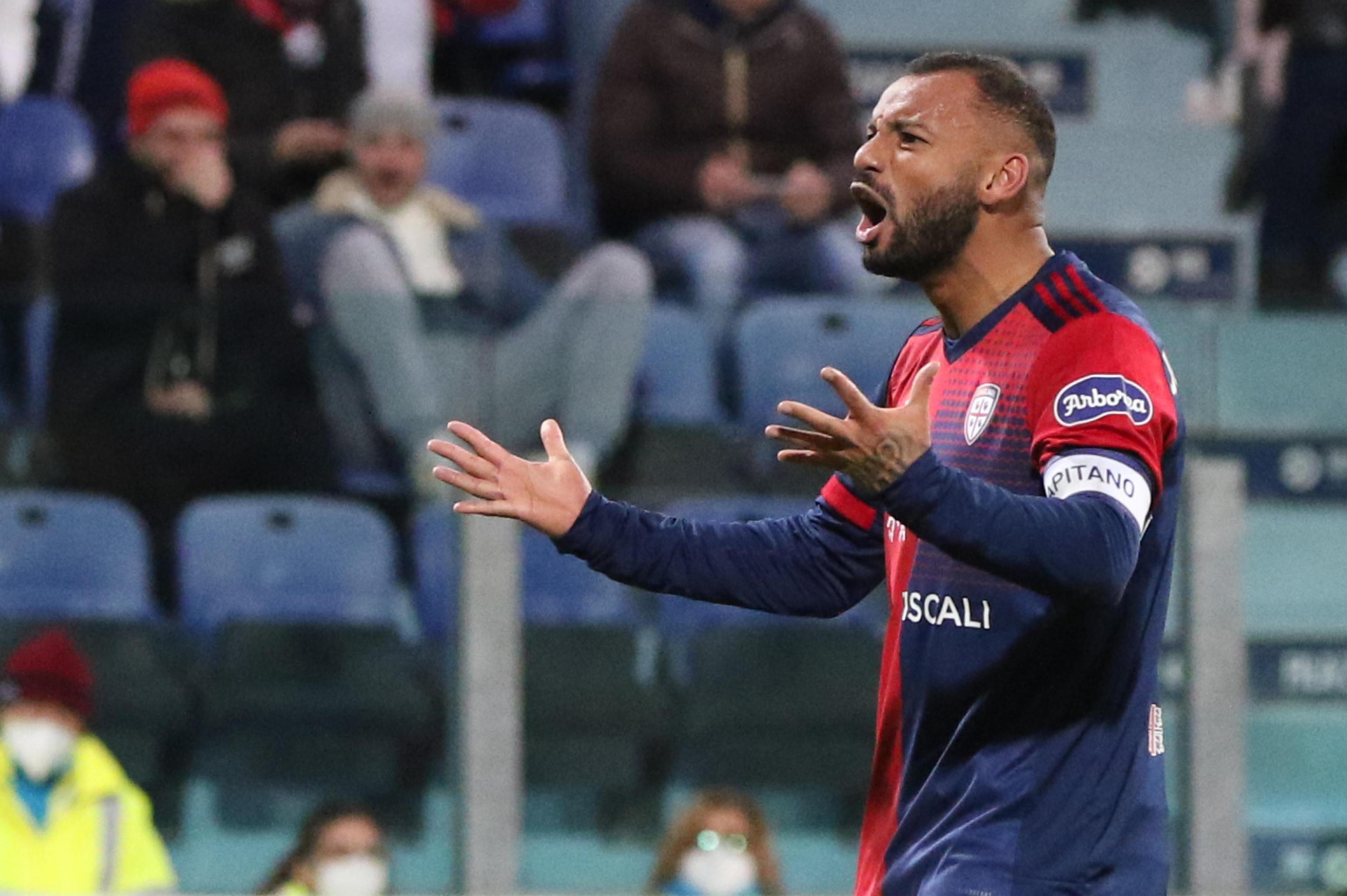 Joao Pedro prova a suonare la carica