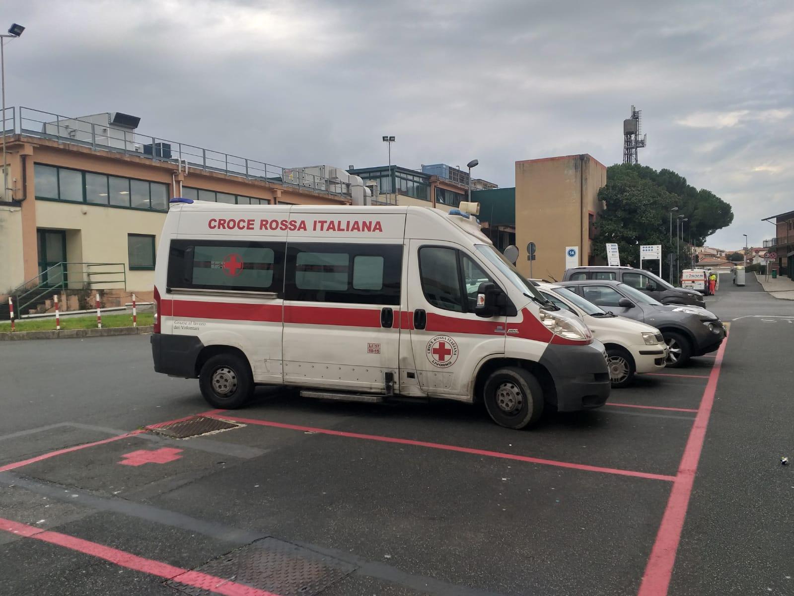 Un'ambulanza della Croce rossa all'ospedale di Livorno