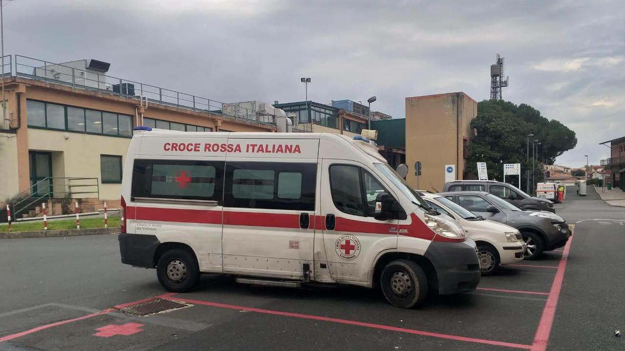 Un'ambulanza della Croce rossa all'ospedale di Livorno