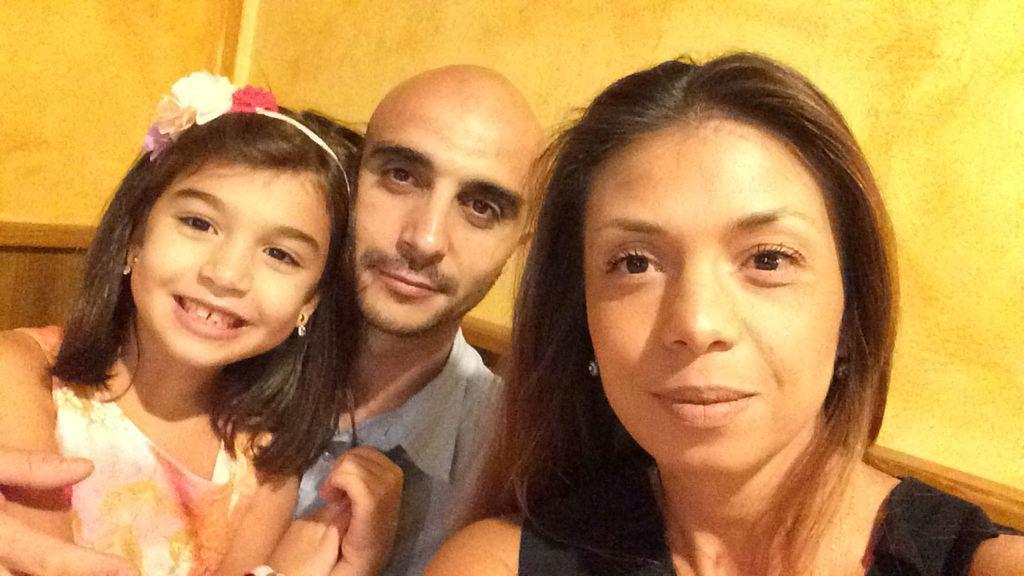 La piccola Marta, 10 anni, con i genitori che hanno aperto una raccolta fondi per aiutare altri bambini malati