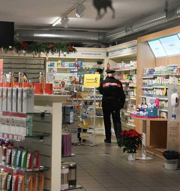 Armati di pistola rapinano la farmacia comunale 