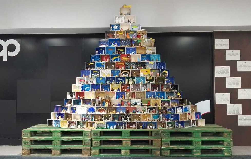 Natale, l’albero delle natività costruito da 150 studenti
