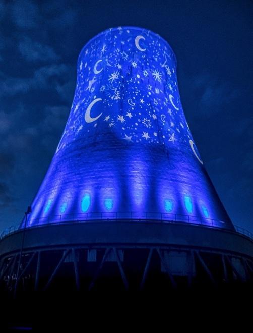 Dalla torre refrigerante un buon Natale fatto di giochi di luce 