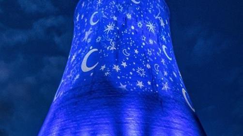 Dalla torre refrigerante un buon Natale fatto di giochi di luce