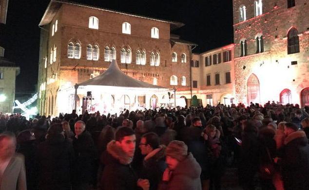 Contagi in aumento, niente festa a Capodanno in piazza dei Priori 