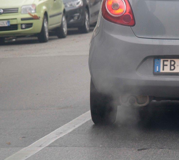 Polveri sottili oltre i limiti, i sindaci chiedono di ridurre l’uso delle auto
