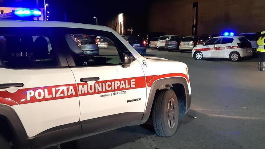Ubriaco al volante si schianta contro quattro auto in sosta