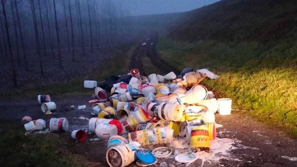Rifiuti smaltiti sotto l’argine