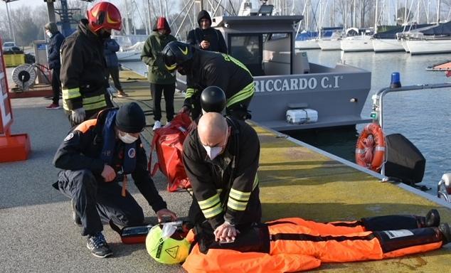 Incendio a bordo e ferito in mare Ma è un’esercitazione