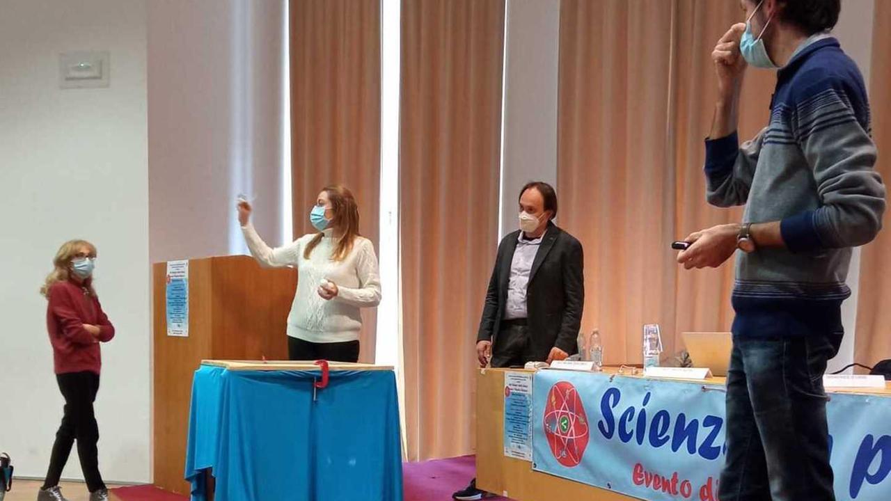 La scuola alla scoperta della fisica i ragazzi incontrano gli scienziati