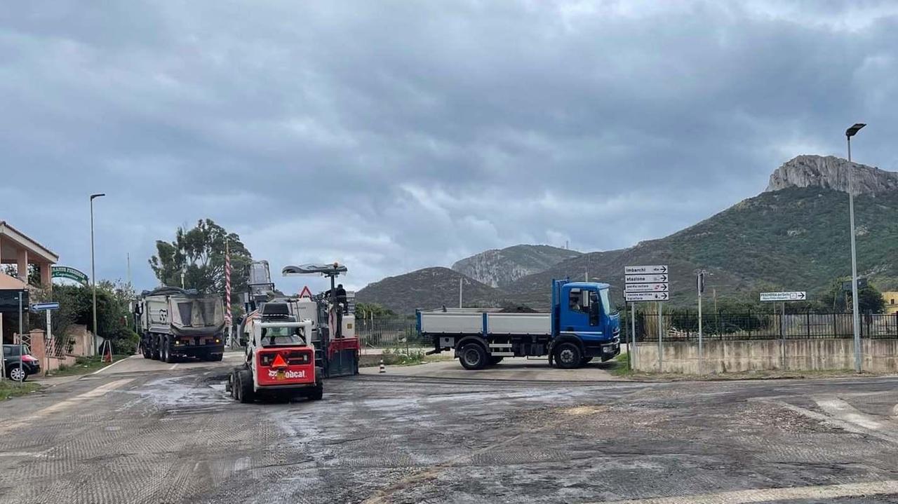 Lavori in corso a Golfo Aranci nuovo asfalto vicino al porto