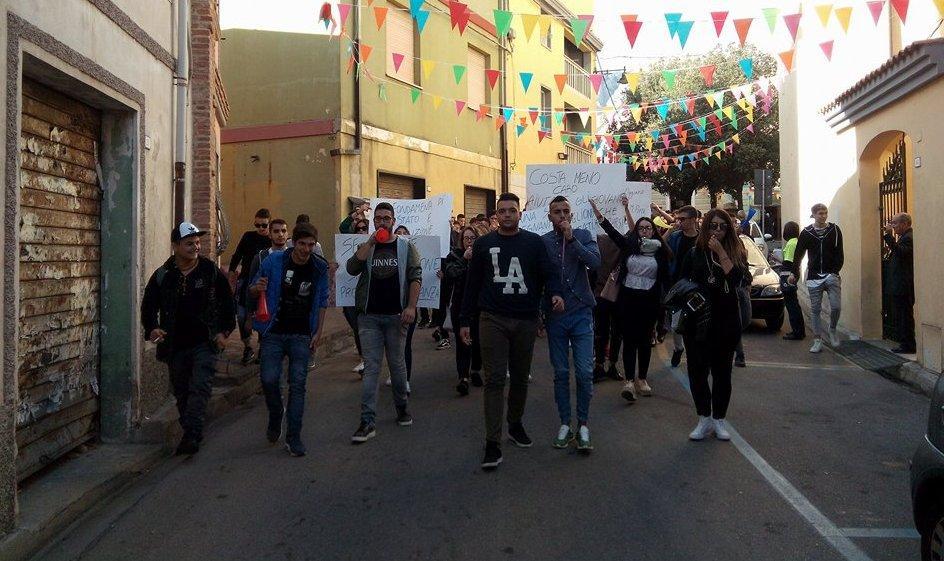 Scuole e strade in abbandono, studenti in piazza a Siniscola