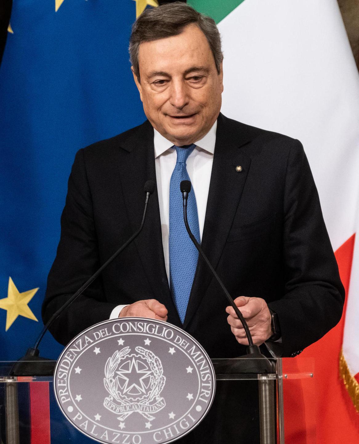 Verso la nuova stretta: tamponi obbligatori nei luoghi affollati 