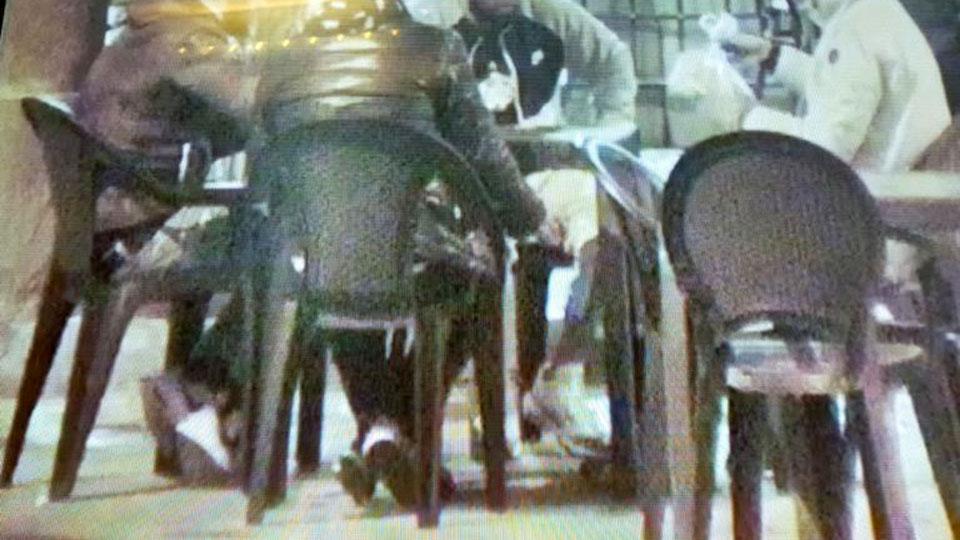 Il passaggio della droga sotto il tavolo in piazza Vettovaglie ripreso dal filmato in possesso della Municipale