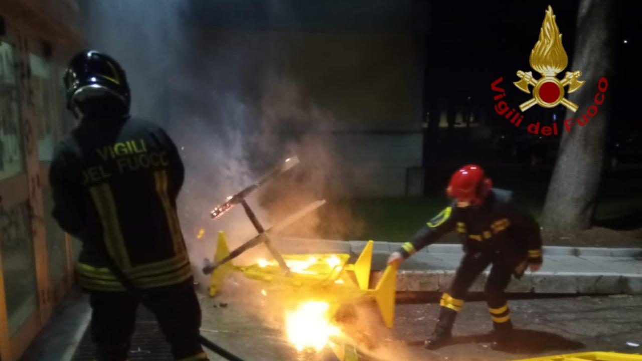 Un altro incendio nel cortile della scuola Dalla Chiesa