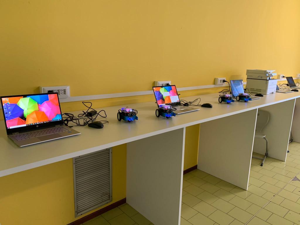 I computer e i piccoli robot nella scuola media di Marzocchino