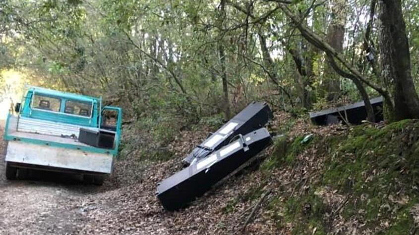 Le slot machines abbandonate in un bosco della Maremma dopo essere state rubate e scassinate dalla banda