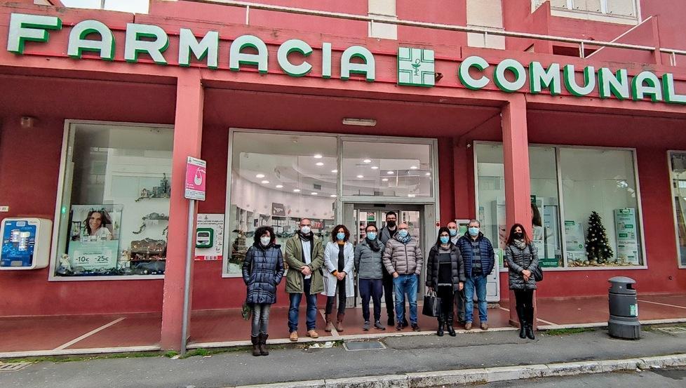 I dipendenti della farmacia comunale numero 1 di fronte all'immobile che il Comune vuole acquistare
