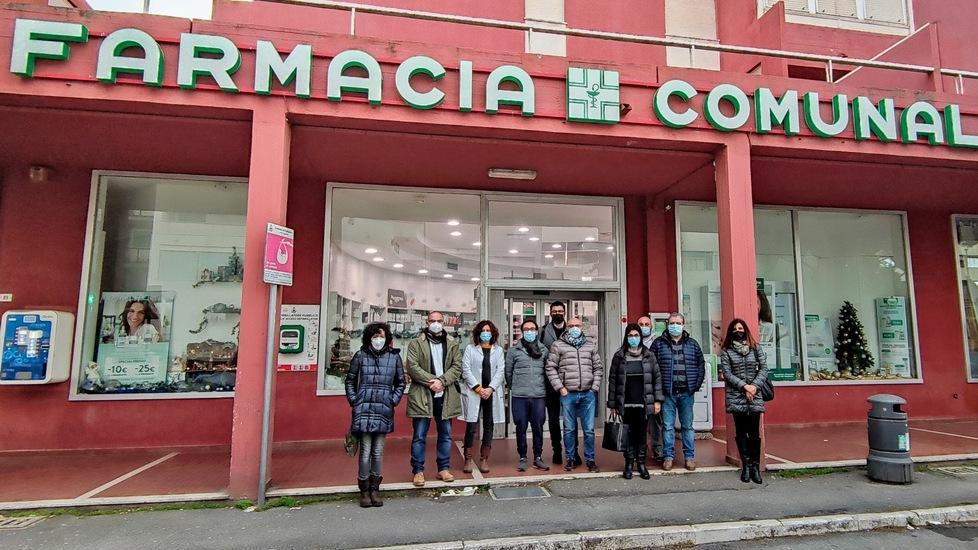 I dipendenti della farmacia comunale numero 1 di fronte all'immobile che il Comune vuole acquistare