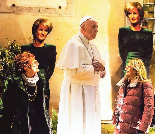 Il papa, lady Diana e Carla Fracci: sotto l'albero passeggiata tra i grandi 