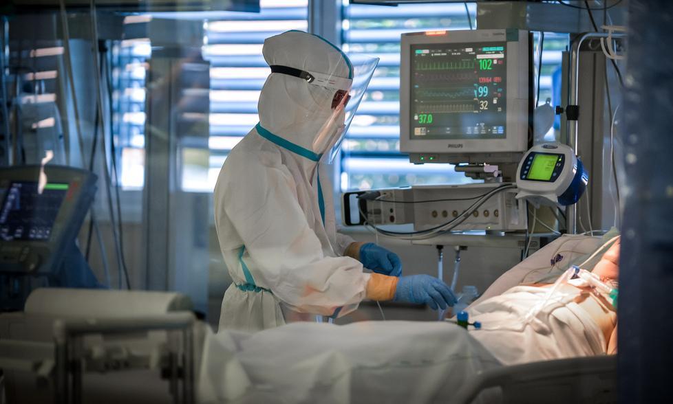 All'ospedale Misericordia di Grosseto medici e infermieri lavorano senza sosta nel reparto dedicato alle persone che lottano contro il coronavirus